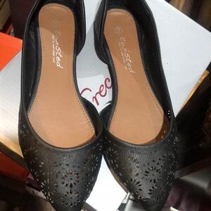 Twisted Women's Black Flats